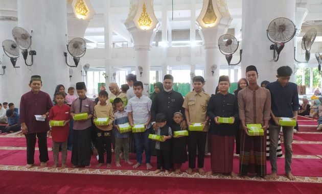 Masjid Jami’ Lueng Bata Gelar Buka Puasa Bersama dan Santunan Anak Yatim serta Haflah Al-Qur’an