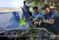 Masyarakat Simeulue Rayakan Lebaran dengan Tradisi Bakar-Bakar Ikan di Pantai