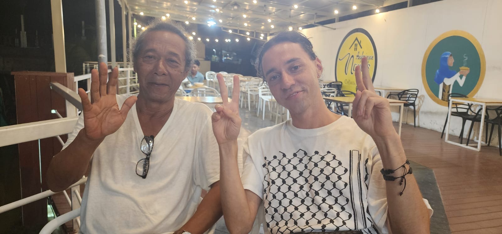 Wisatawan Jerman Nikmati Keunikan Banda Aceh di Angkringan Nayas, Café Modern Pinggiran Krueng Aceh