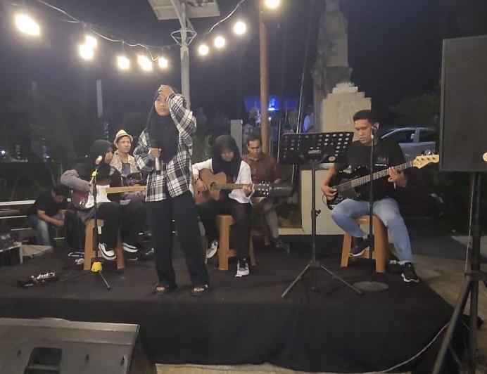 467658b9-d3d4-4bf9-a2f8-007a912d725f Wisatawan Jerman Nikmati Keunikan Banda Aceh di Angkringan Nayas, Café Modern Pinggiran Krueng Aceh