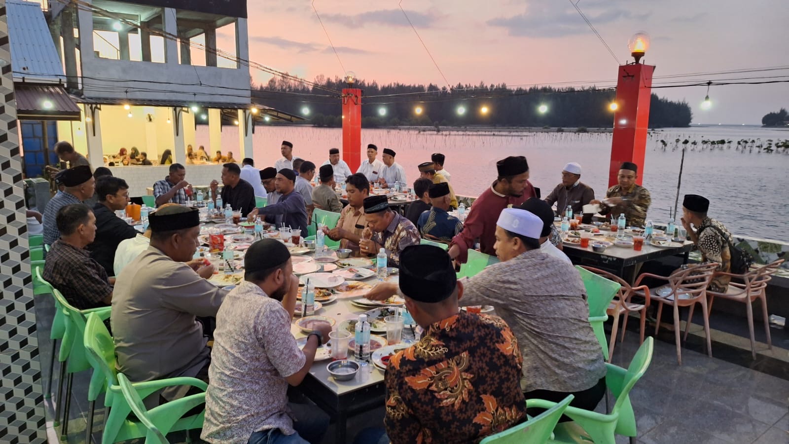 4e3b6bbd-b7ca-467e-a76e-624cec092e1d Untuk Merajut Kesatuan Dan Persatuan Forum Keuchik Peukan Bada Laksanakan Buka Puasa Bersama