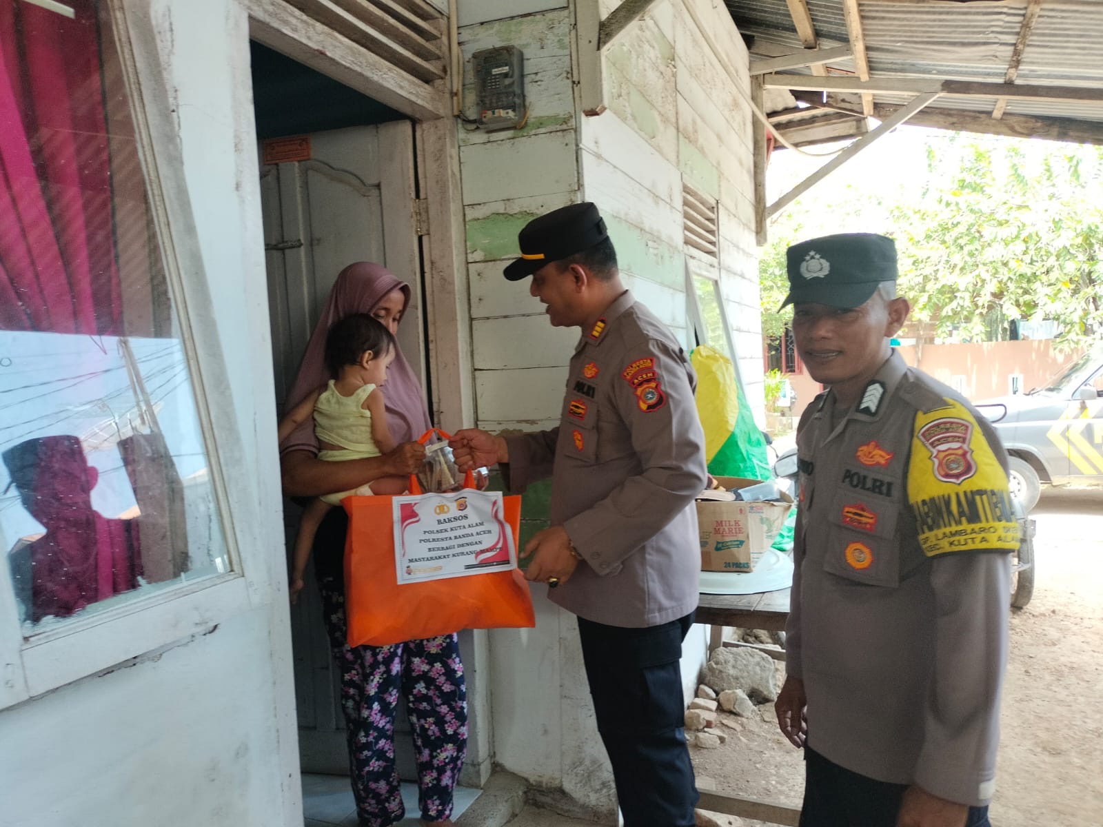5bcde687-6cbf-4148-8d7d-a6980a1e458e Polsek Kuta Alam Kembali Menyerahkan Bantuan Bakti Sosial Polri Peduli Stunting