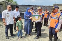 Pj Bupati Bagikan Paket Lebaran untuk 38 Personil Dishub Aceh Besar