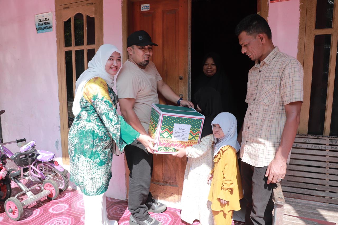 Jelang Idul Fitri, Pj Bupati Aceh Besar Salurkan Bansos untuk Tekon, Lansia, Anak Yatim, dan Fakir Miskin