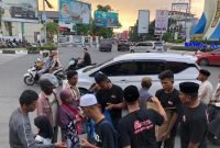 Pemuda Askota Bagi-bagi Takjil di Simpang Lima Banda Aceh