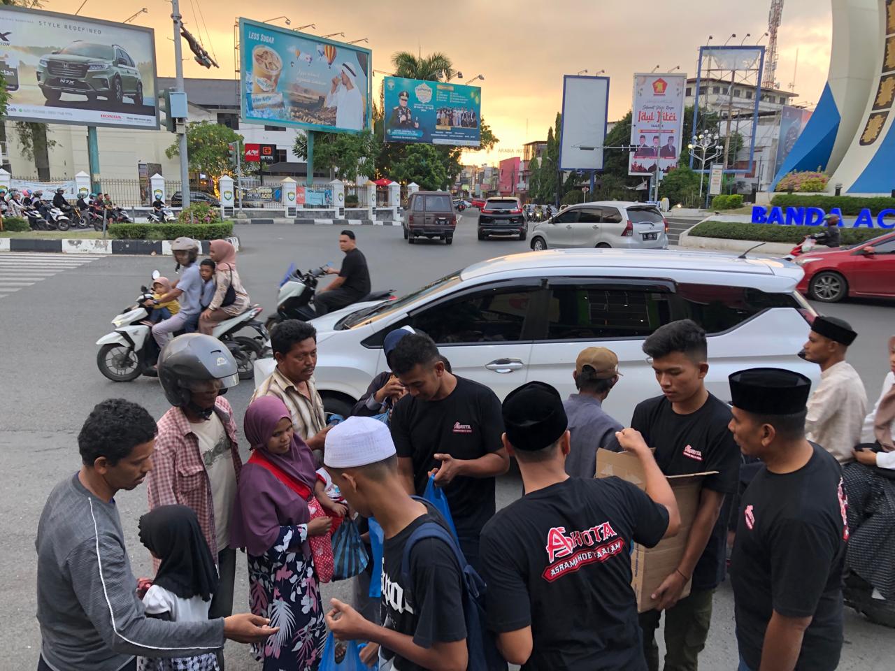 Pemuda Askota Bagi-bagi Takjil di Simpang Lima Banda Aceh