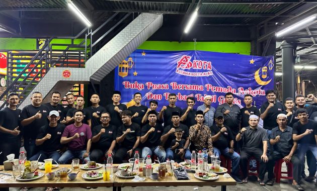 IMG-20240408-WA0011-630x380 Pemuda Askota Bagi-bagi Takjil di Simpang Lima Banda Aceh