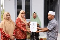 Ketua TP PKK Aceh Serahkan Rumah Bantuan DWP untuk Nek Salamah