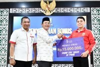 Pj Wali Kota Serahkan Bonus Rp 2,5 M bagi Atlet Peraih Medali PORA