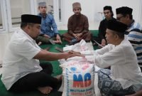 Pj Bupati Muhammad Iswanto Tunaikan Zakat Fitrah Keluarga Besar Meuligoe