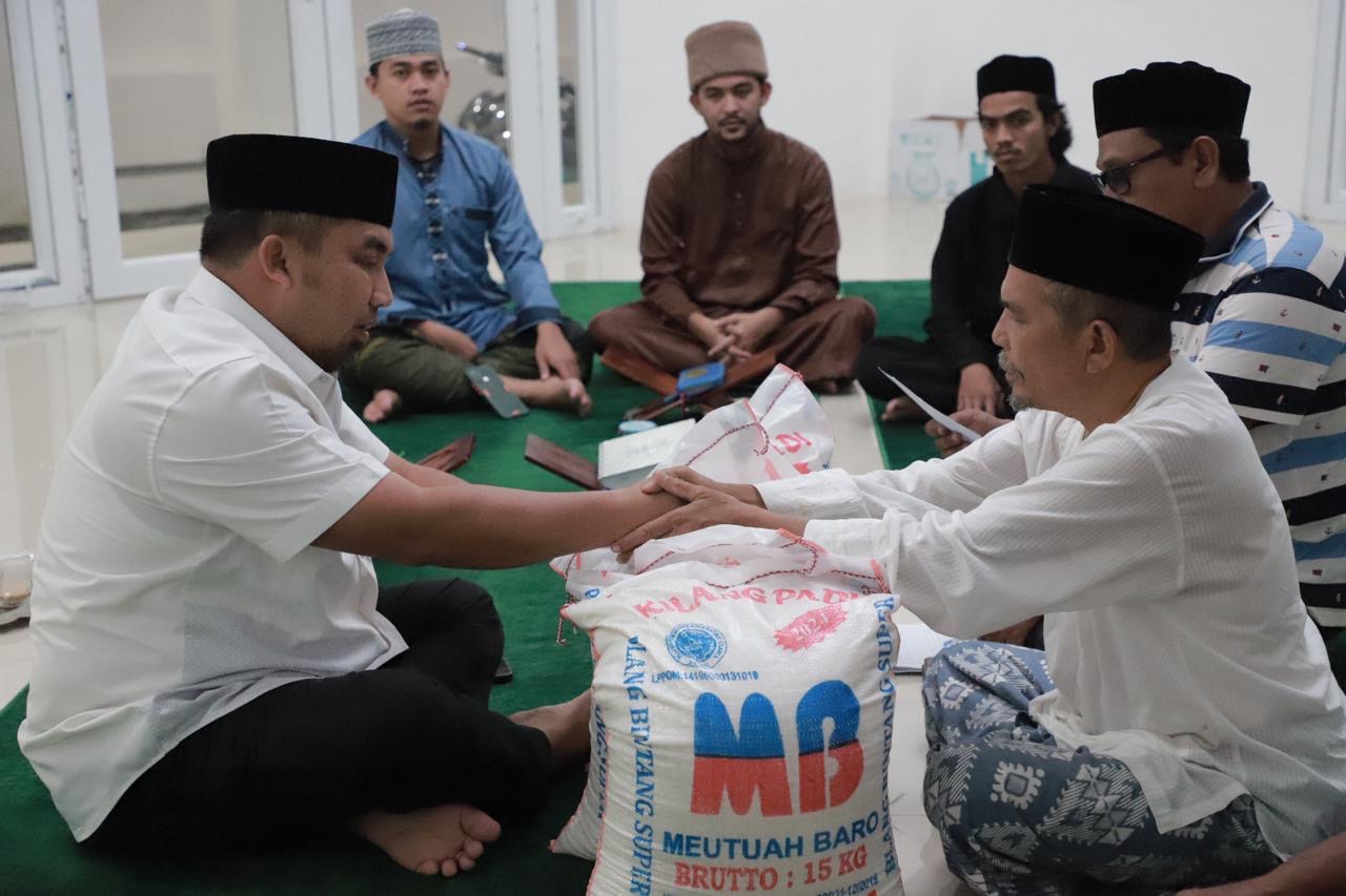 Pj Bupati Muhammad Iswanto Tunaikan Zakat Fitrah Keluarga Besar Meuligoe