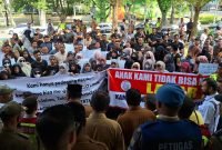 Lapak Pedagang Di Gusur : Forum Pedagang Chiek Pante Kulu Gelar Aksi didepan Kantor Walikota Banda Aceh