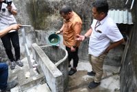 Pj Bupati Aceh Besar Turun Langsung Distribusikan Air Bersih untuk Warga Lhoknga
