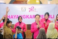 Sapa Pengungsi Banjir Bandang Sumbar, Ketum Bhayangkari Hibur Anak-anak Pengungsi