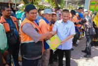 Pj Wali Kota Serahkan Zakat untuk 603 Petugas Kebersihan