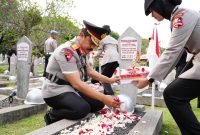 Jelang HUT Ke-78 Bhayangkara, Jajaran Mabes Polri Ziarah ke TMP Kalibata