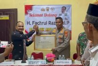 Ketua Komite I DPD RI Fachrul Razi Berikan Penghargaan Kepada Kapolsek Simpang Tiga Aceh Besar