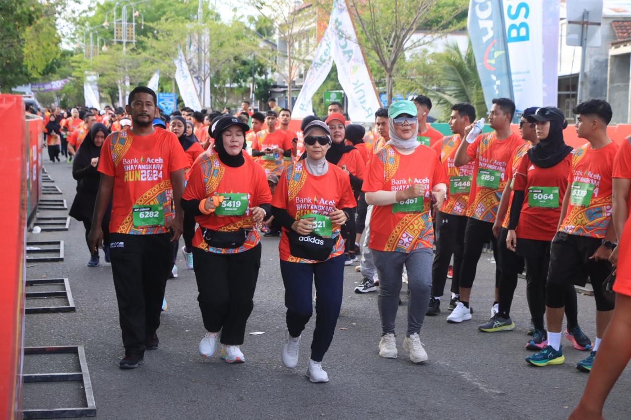 9ca605ab-7641-4d05-b8ae-d559b8303dee Kapolda Aceh Lepas Peserta Lomba Bhayangkara Run 2024