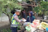 Melalui Program Geubibu, Ipda Irvan Bagi-bagi Nasi Kotak di Jumat Berkah