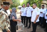 Pj Bupati Aceh Besar Serahkan Bantuan Furni Walker Untuk Lansia dan Penderita Lumpuh