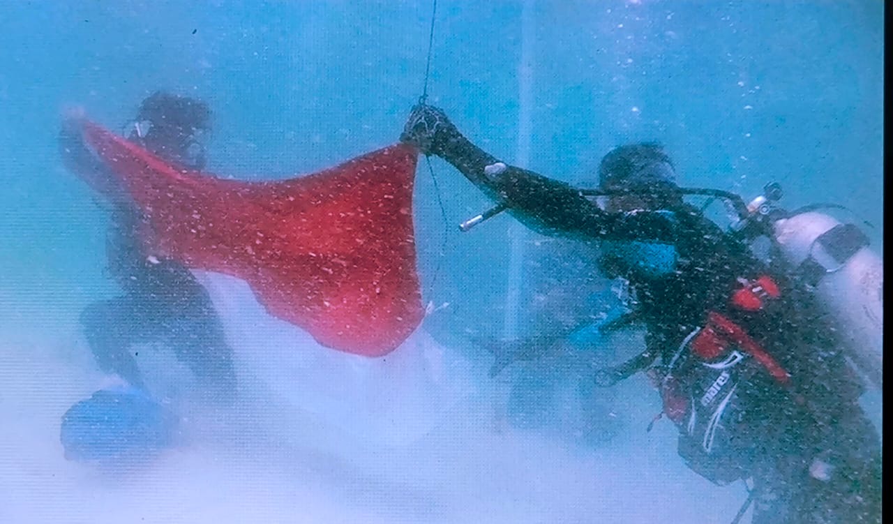 Orca Diving Club dan Orca Dive Center beserta TNI-Polri Kibarkan Bendera di Bawah Laut