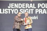 Kapolri Raih Penghargaan Extraordinary Dedication of Patriotism