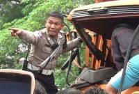 Detik Detik Evakuasi Supir Truk Kontainer Di Jalan Lintas Kualanamu Berlangsung Dramatis 