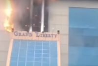 11 Armada Damkar Medan Padamkan Api yang Lahap Hotel Liberty