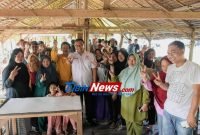 Masyarakat Desa Karanganyar Terima Hadiah Aspal Jalan Dari dr. Asri Ludin Tambunan