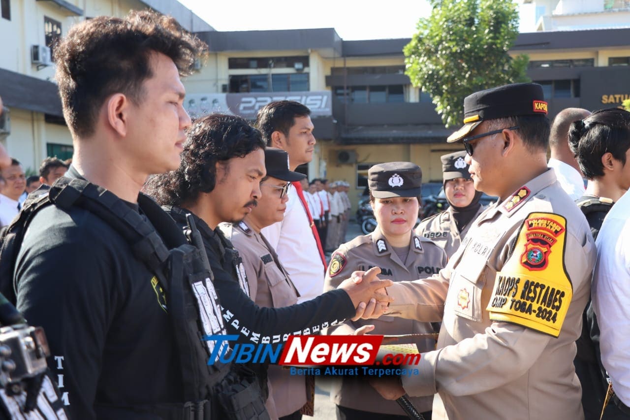 Kapolrestabes Medan Berikan Penghargaan Personel Berprestasi, TNI dan Masyarakat
