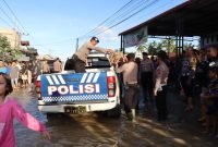 Kapolres Aceh Tamiang Berikan Bantuan untuk Korban Banjir di Seruway