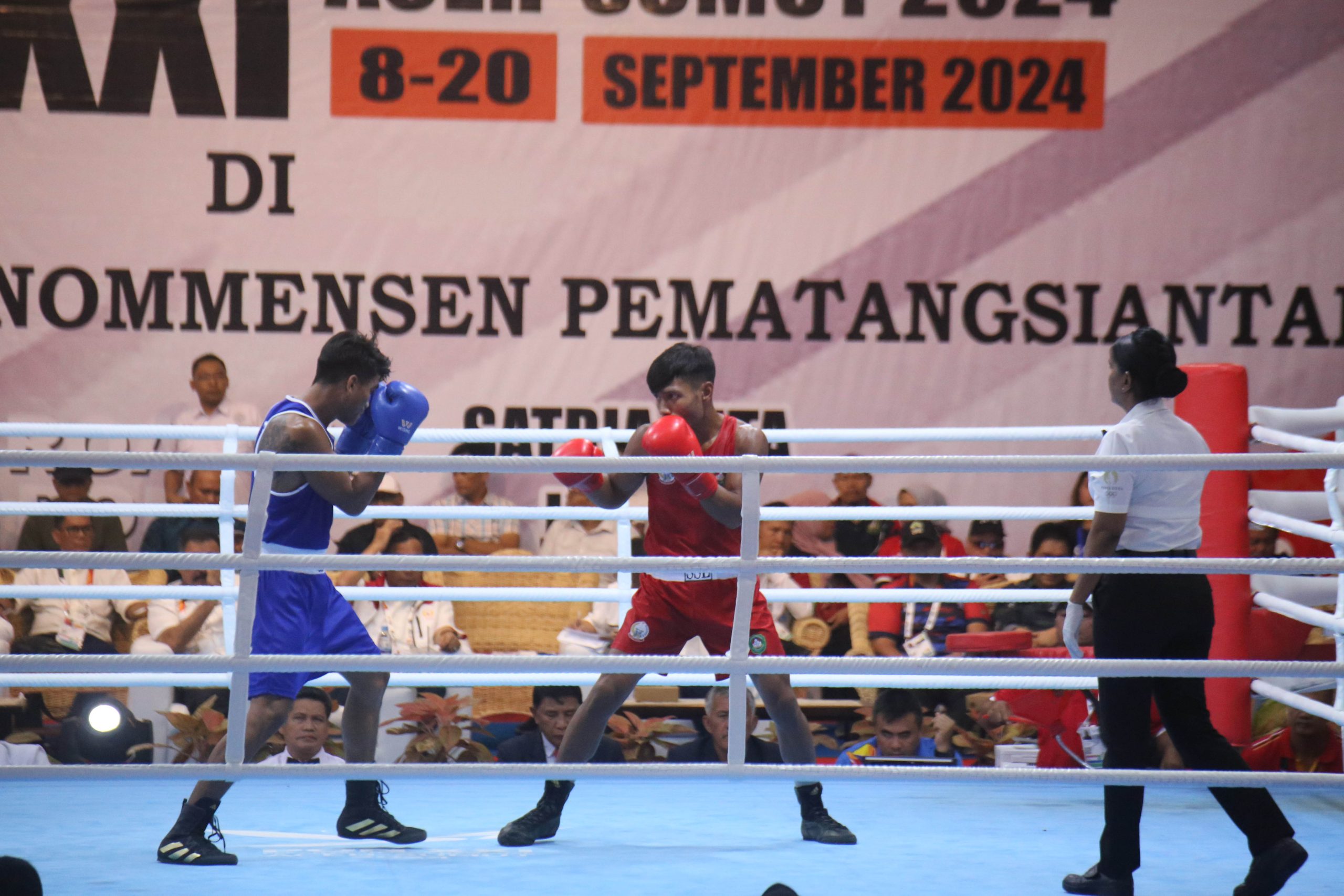 Penonton Antusias Saksikan Laga Semifinal Tinju Putra PON XXI Aceh – Sumut