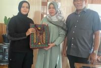 Terima Cinderamata dari LO, Plt Sekda Apresiasi Pendampingan Disdik Kalteng