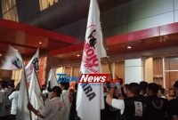 Ratusan Massa Pendukung Calon Gubernur Saling Memberi Dukungan Debat Ke 2 KPU