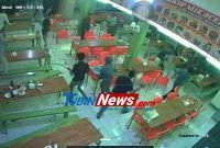 Aksi Genk Motor Terekam CCTV Warkop di Kota Medan Bawa Senjata Tajam Ancam Sejumlah Pengunjung
