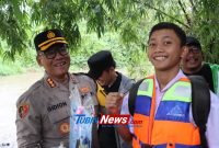 Diguyur Gerimis, Kapolrestabes Medan Cek Keamanan Perahu Penyeberangan di Sungai Babura