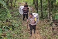 Perjuangan PPK Kecamatan Huruna dan Pers PAM TPS Distribusikan Kotak Suara di Wilayah Terpencil