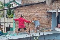 Kapolrestabes Medan Kombes Gidion Evakuasi Nenek Korban Banjir di Kampung Baru