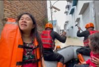 Banjir Landa Medan, SAR Brimob Polda Sumut Evakuasi Ibu Hamil dalam Kondisi Darurat