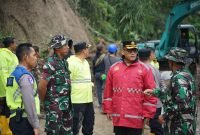 Diguyur Hujan, Kapolrestabes Medan Tetap Tinjau Langsung Lokasi Terdampak Longsor di Desa Sembahe