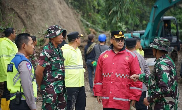 Diguyur Hujan, Kapolrestabes Medan Tetap Tinjau Langsung Lokasi Terdampak Longsor di Desa Sembahe