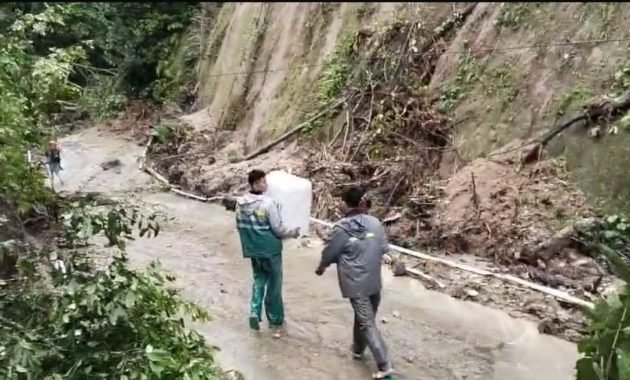 Medan Berat dan Longsor Tak Surutkan Semangat, Kotak Suara Pemilu Tiba dengan Aman di Sibolangit