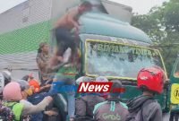 Viral Supir Truk Ugal Ugalan Menabrak Puluhan Kendaraan Babak Belur Dihajar Massa