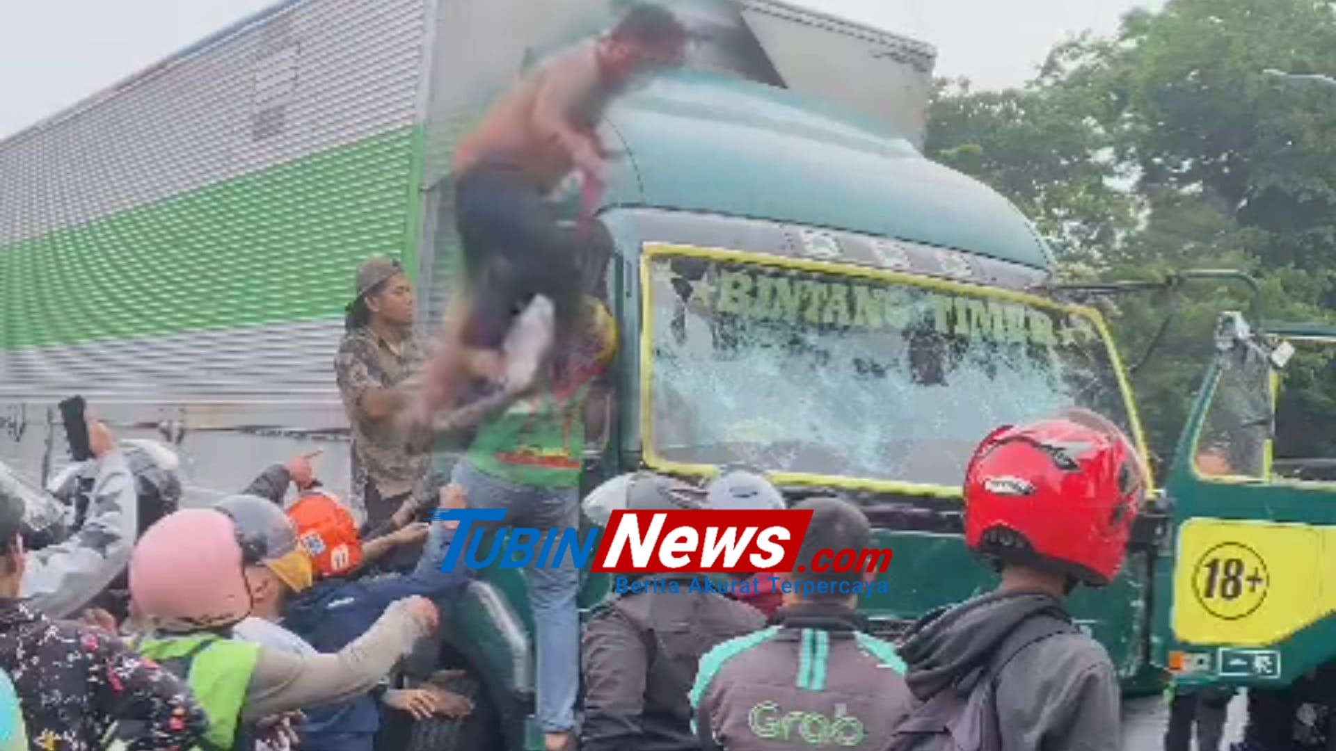 Viral Supir Truk Ugal Ugalan Menabrak Puluhan Kendaraan Babak Belur Dihajar Massa