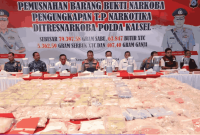 Polda Kalsel Amankan Enam Orang Kaki Tangan Jaringan Freddy Pratama Dengan Barang Bukti 70,76 Kilogram Sabu-Sabu Dan 9.560 Butir Ekstasi