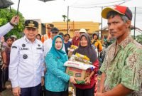 Pj Gubernur Sumut Fatoni dan Pj Ketua PKK Tyas Fatoni Tinjau Banjir dan Berikan Bantuan