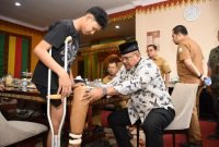 Pj Gubernur Safrizal Serahkan Bantuan Kaki Palsu untuk Guntur, Remaja Banda Aceh yang Alami Amputasi