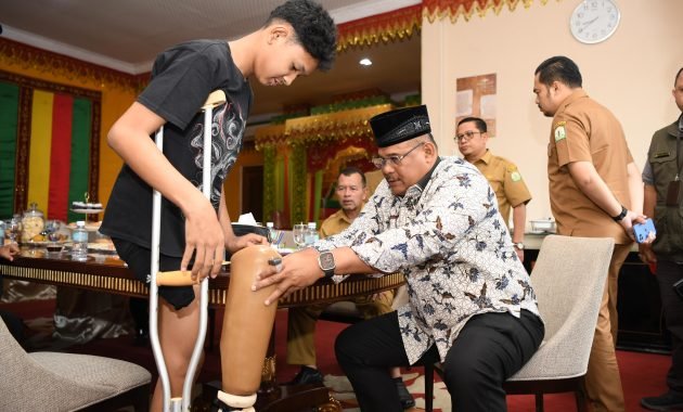 Pj Gubernur Safrizal Serahkan Bantuan Kaki Palsu untuk Guntur, Remaja Banda Aceh yang Alami Amputasi