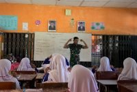 Prajurit Batalyon Infanteri 114/Satria Musara Gelar Program Transfer Ilmu di Sekolah-Sekolah Terdekat