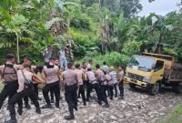 Personil BKO Polda Sumut Berjibaku Antar Logistik Pemilu